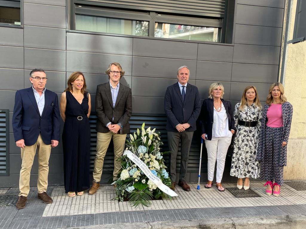 Responsables del PP de Aragón junto a familiares de Giménez Abad, en el homenaje al político aragones el 6 de mayo pasado