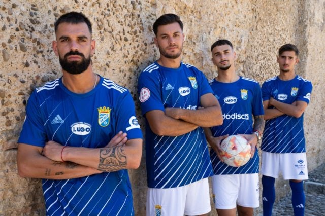 Jugadores del Xerez CD posan con la camiseta que lucirán esta temporada