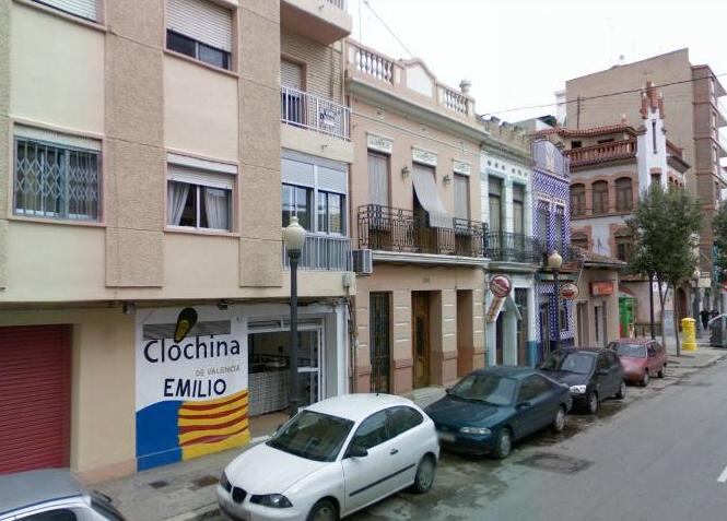 Imagen de la casa de la calle Reina y el establecimiento denunciado