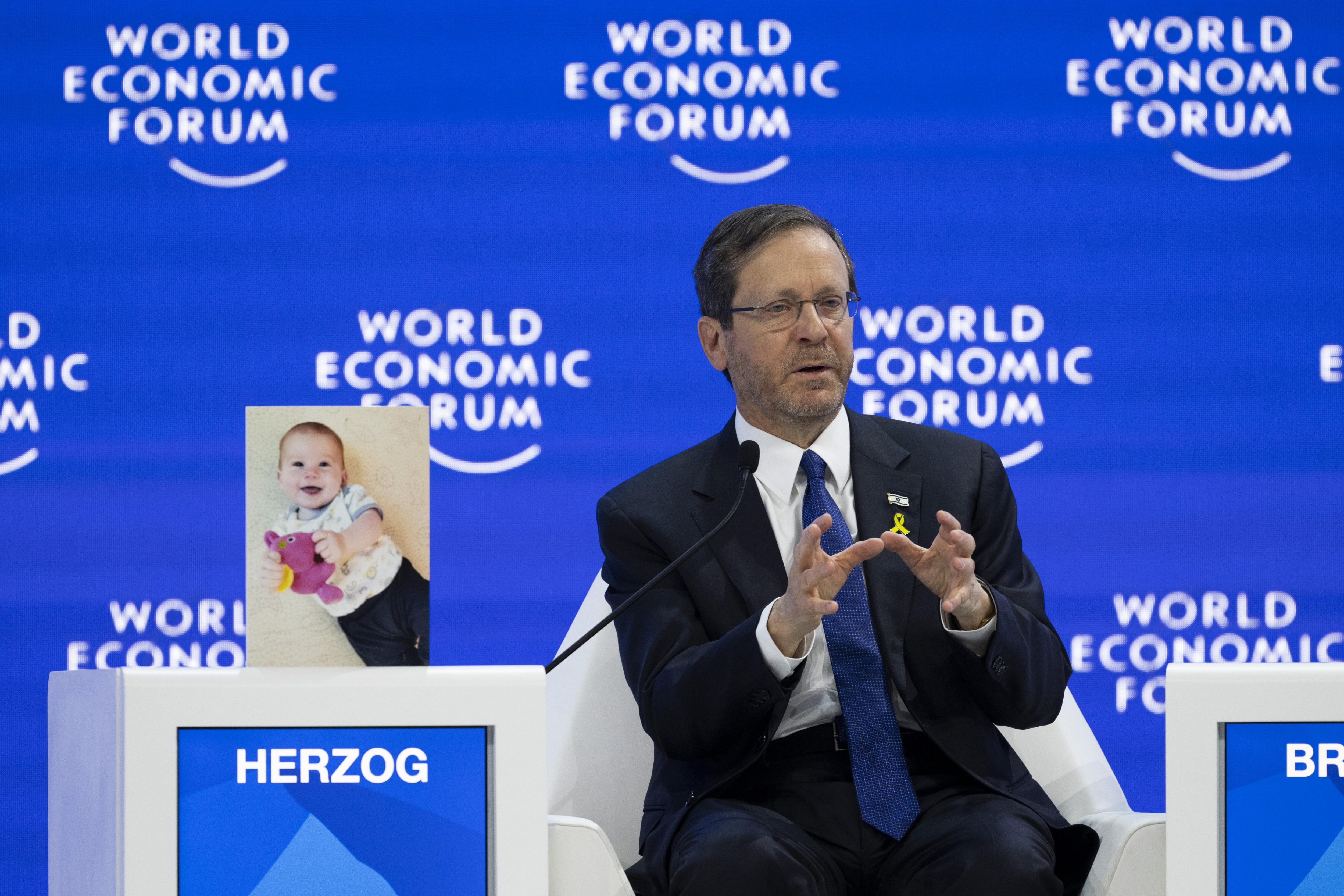 Isaac Herzog interviene en el Foro de Davos junto a la imagen de un bebé israelí secuestrado por Hamás