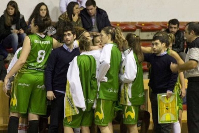 Jugadoras y técnicos en un tiempo muerto