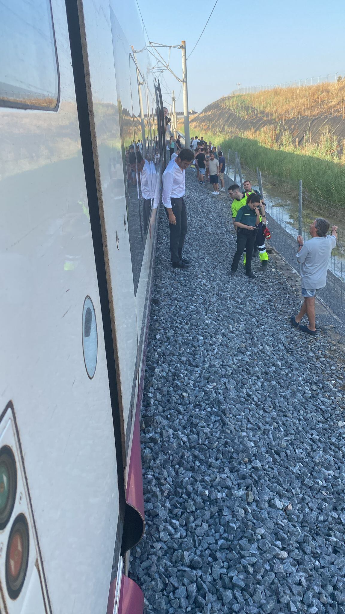 Viajeros bajando del tren atrapado con destino a Málaga