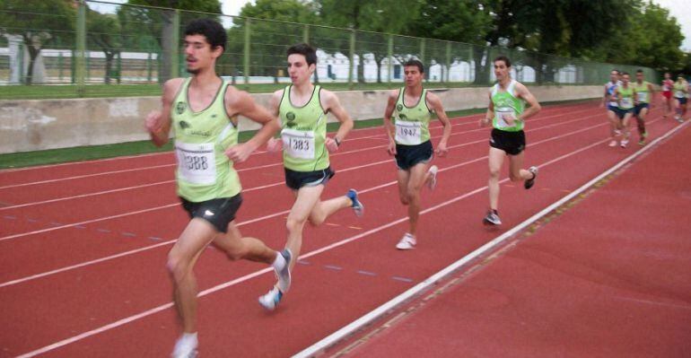 Un grupo de atletas disputa una prueba atlética en la pista de La Salobreja.