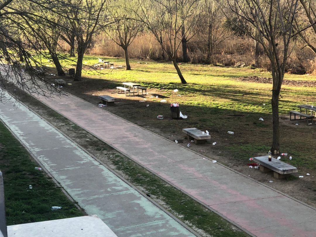 Estado en el que quedan las proximidades del Río Carrión a su paso por Palencia después de un botellón