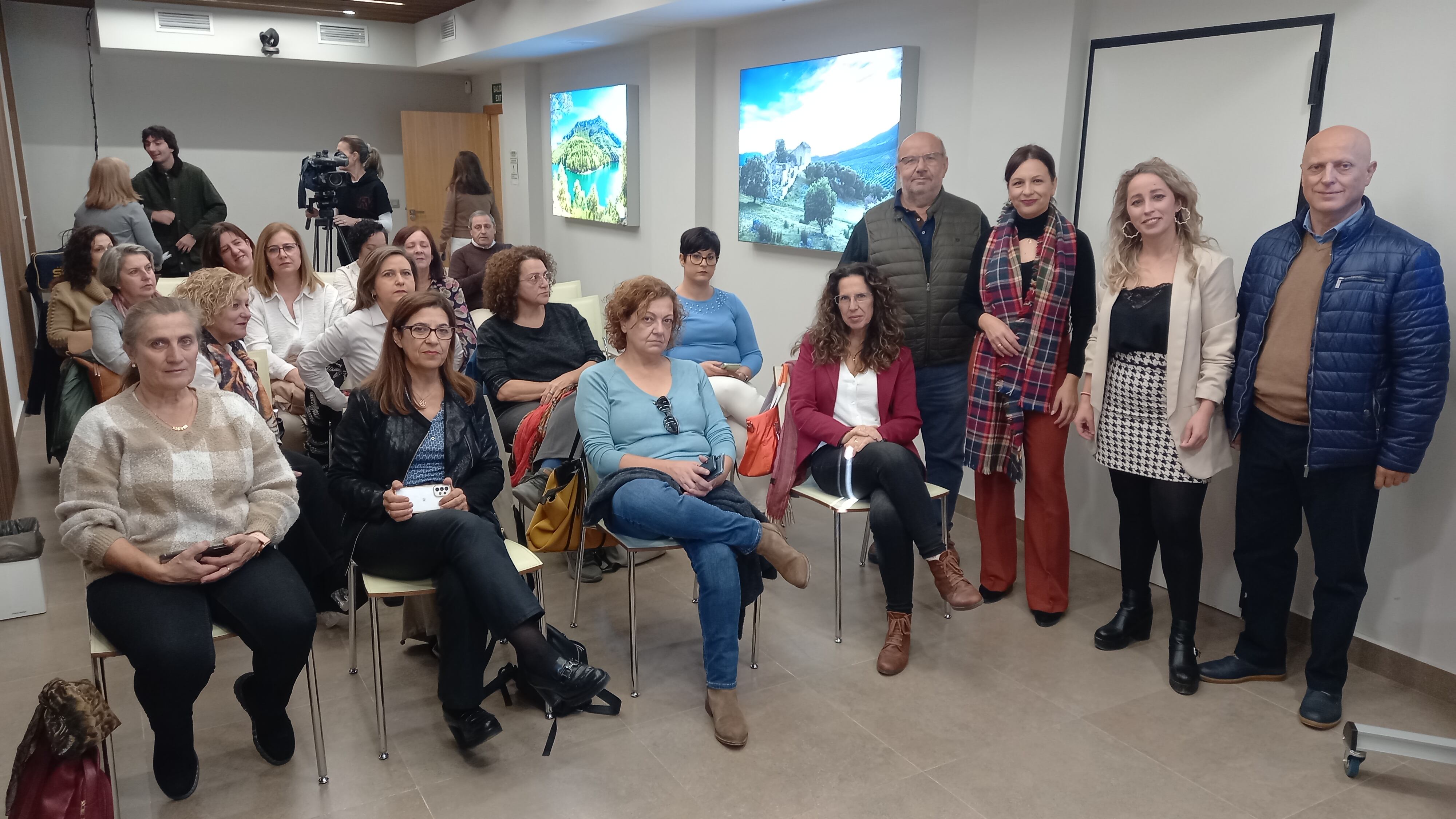 Mujeres participantes en la red Oleoempodera en Jaén con la diputada Isabel Uceda y Mercedes Barranco, técnica de Cooperación en ADSUR.