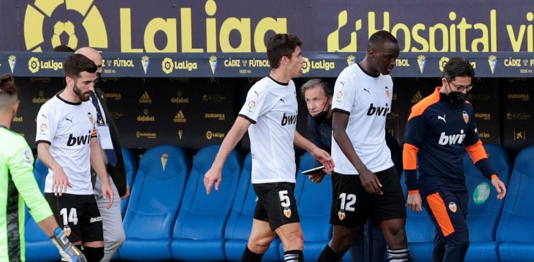 Diakhaby, mientras abandonaba el terreno de juego ante el Cádiz el pasado domingo