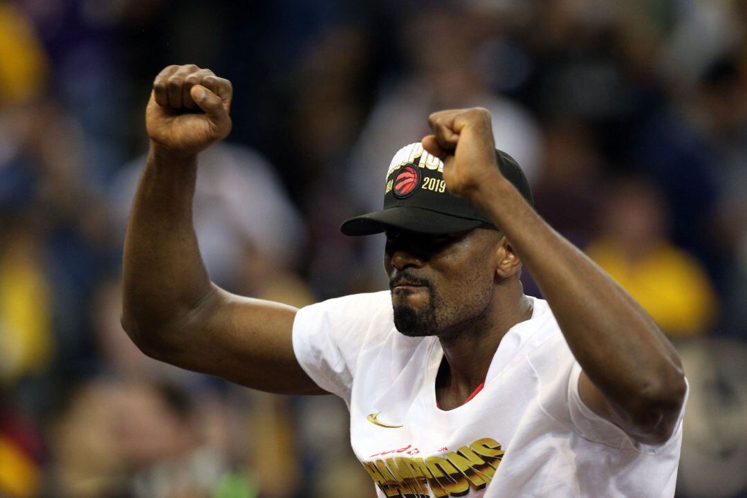 Ibaka celebra el título de la NBA conseguido con los Toronto Raptors.