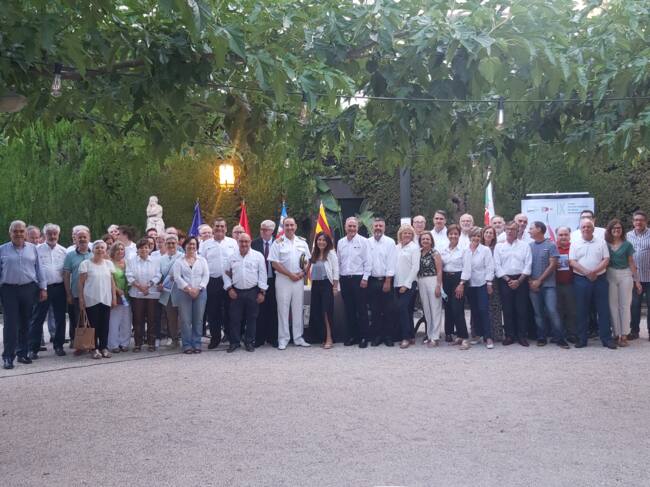 Foto de familia al finalizar el acto de presentación de la IX Regata Vela Crucero Círculo Industrial de Alcoy Club Náutico El Campello