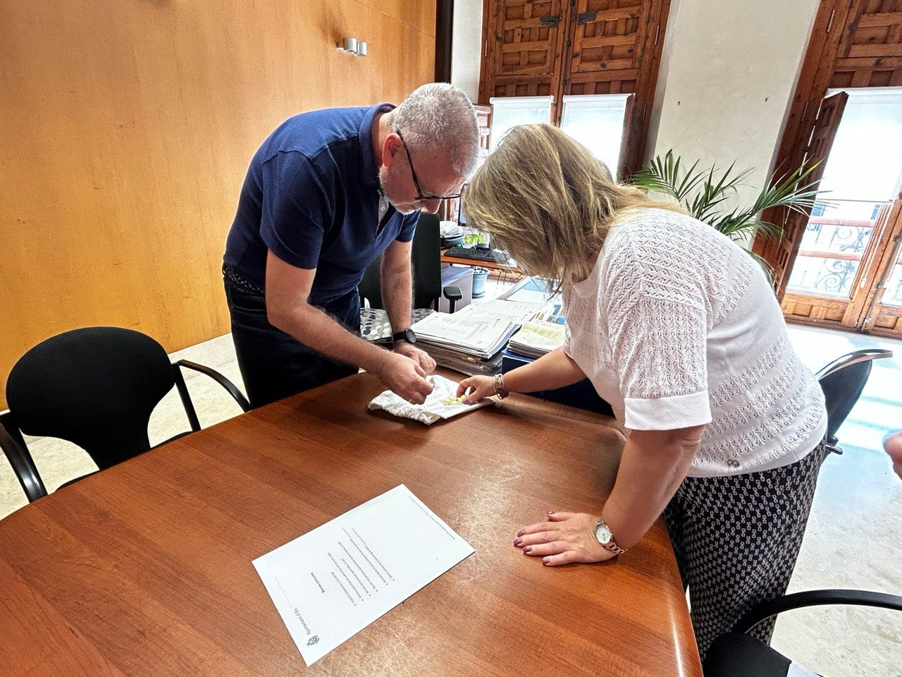 Momento del sorteo de los Bonos Consumo en el Ayuntamiento de Elche.