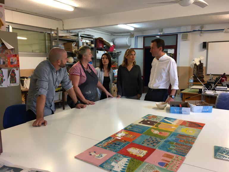 El alcalde y la concejala de Bienestar Social en el Colegio Tamarit