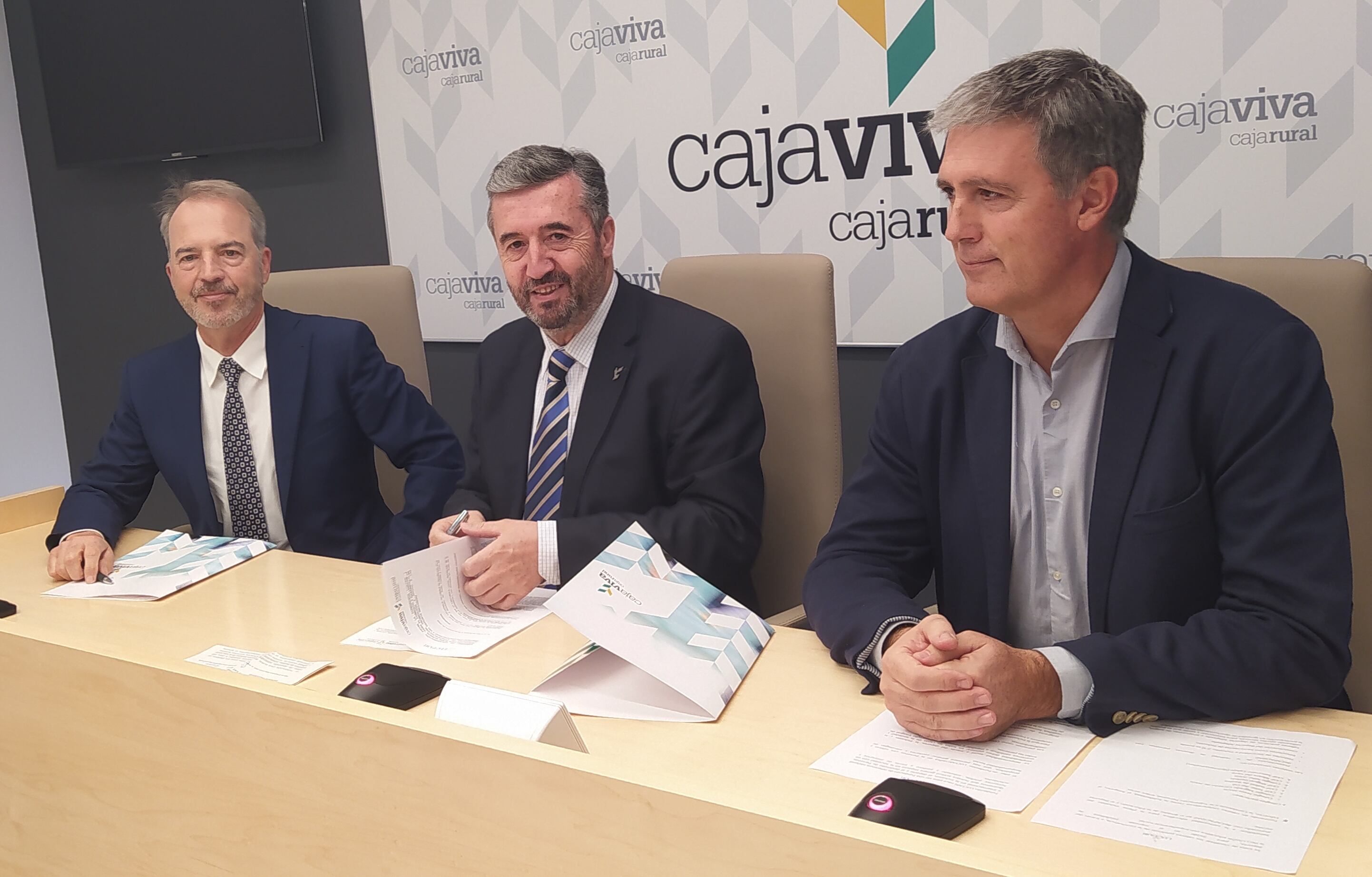 El presidente de Luctari, Mariano Saiz (izda), el presidente de Caja Viva, Tomás Fisac y Carlos Alonso, gerente de Servigest