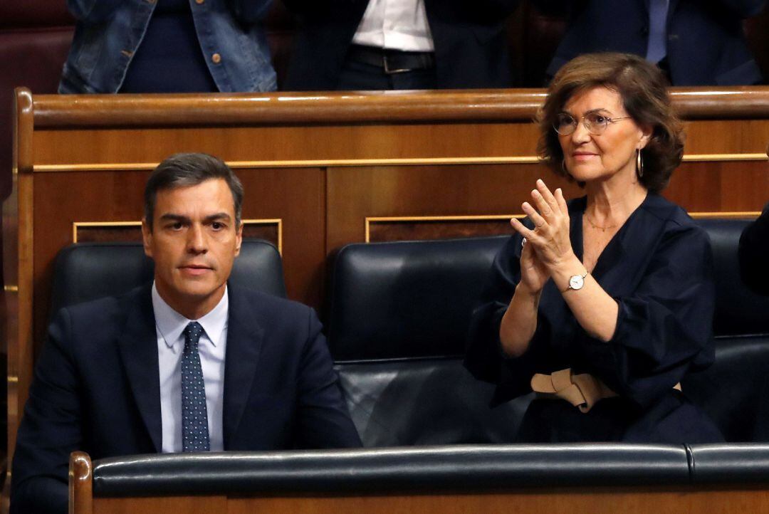 El presidente del Gobierno en funciones y la vicepresidenta, Pedro Sánchez y Carmen Calvo, durante la segunda y última sesión de control de esta corta legislatura este miércoles en el Congreso