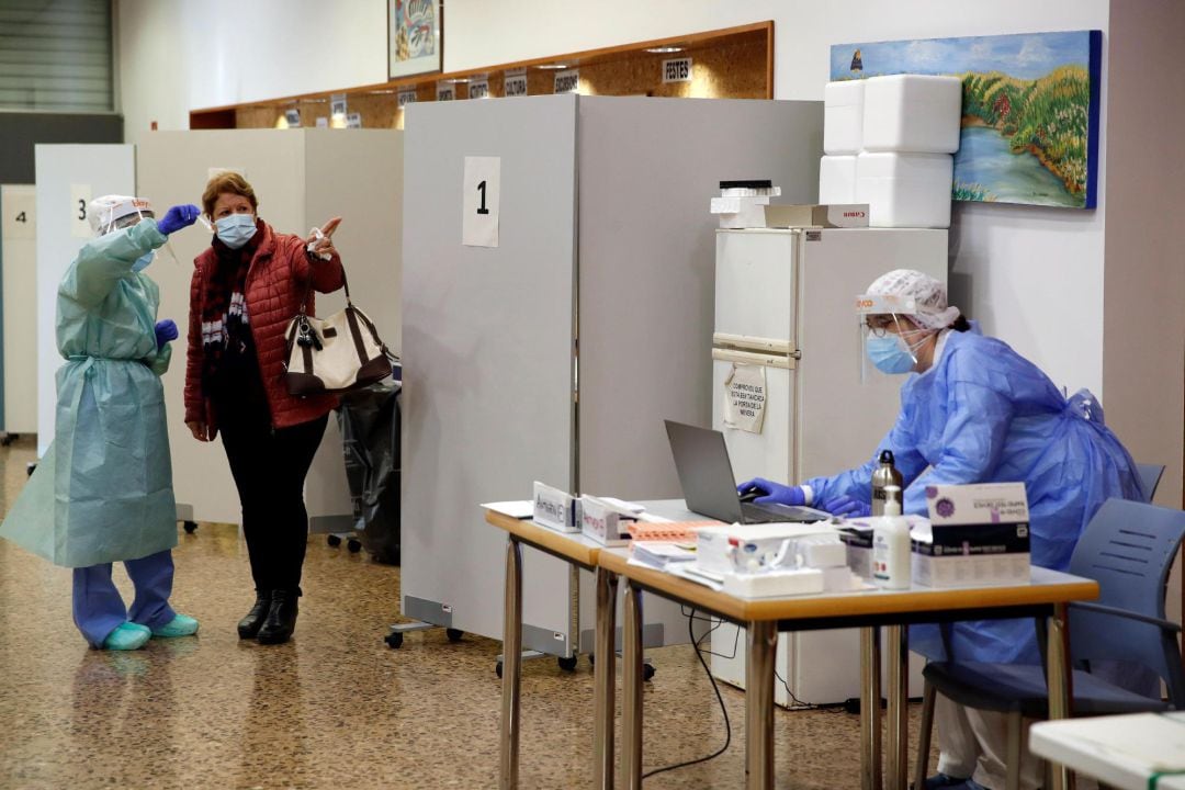 Profesionales sanitarios realizan test serológicos en el Casal de la Gent Gran Provençana de L&#039;Hospitalet