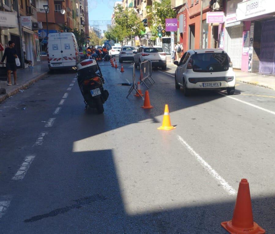 Avenida de Soto Ameno de Alicante cerrada al tráfico tras la rotura de un colector