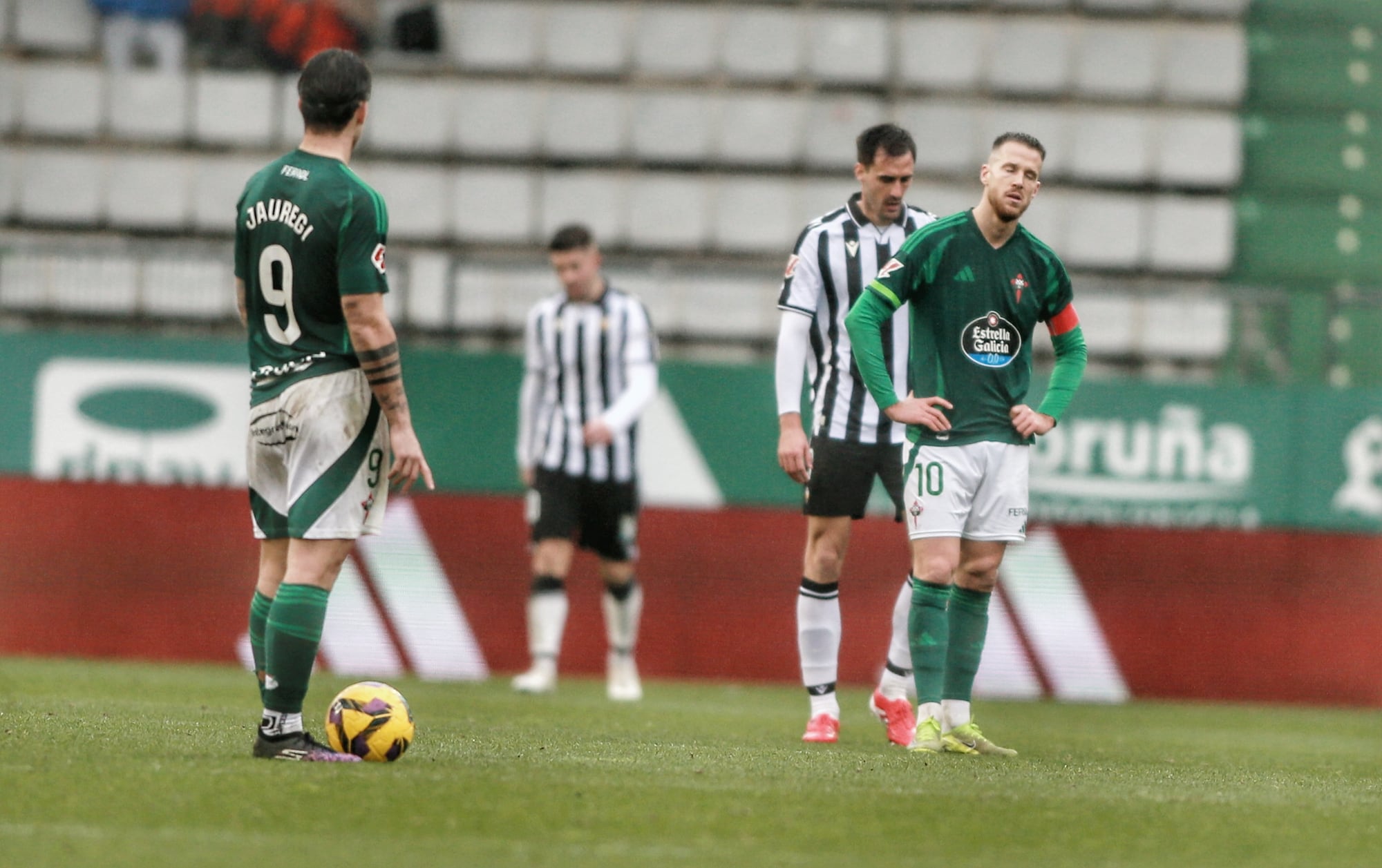 Josep Señé se lamenta tras una jugada del Racing-Castellón en A Malata (foto: Mariño / Cadena SER)