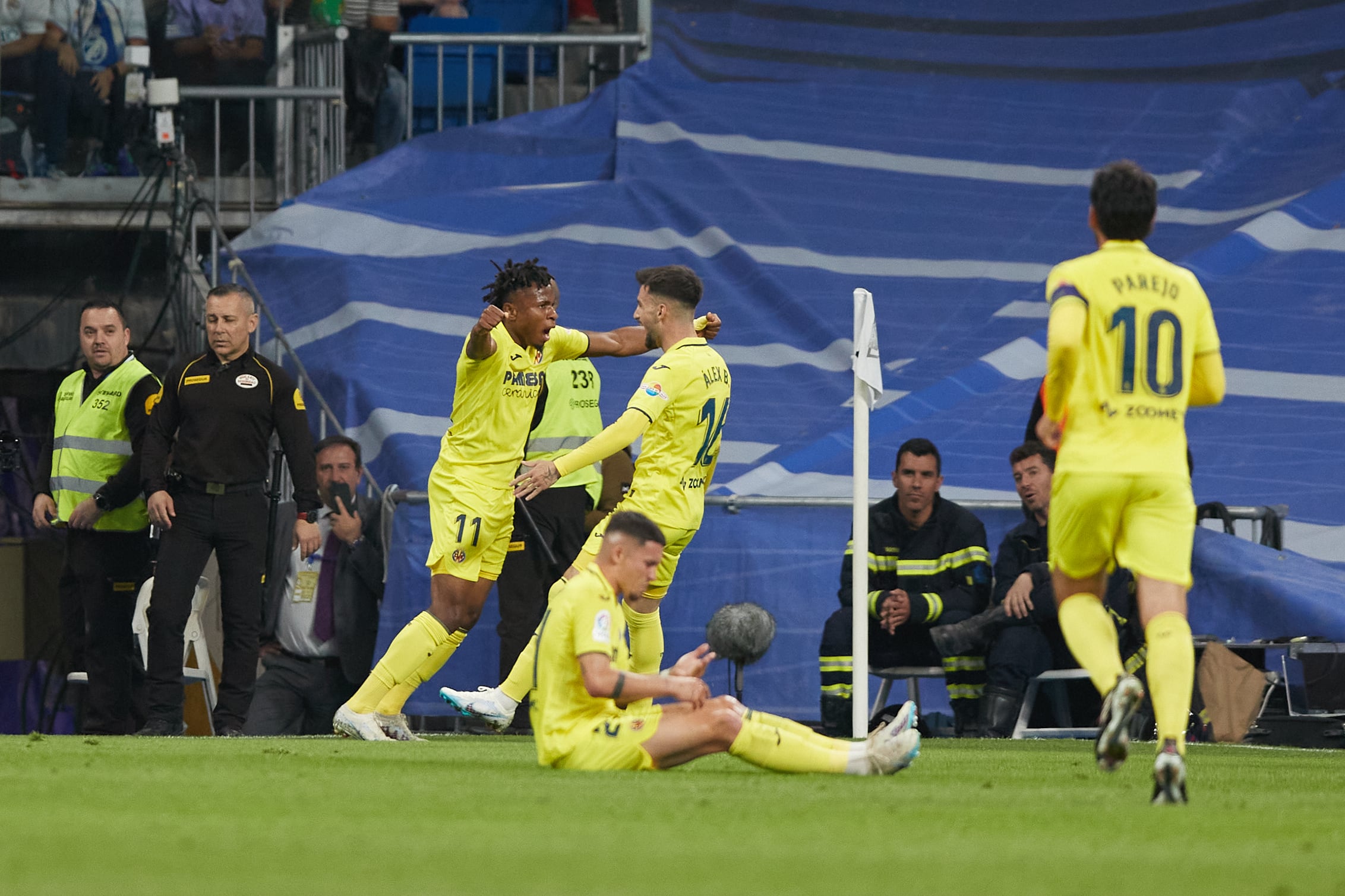 Chukwueze celebra su primer tanto en el Bernabéu.