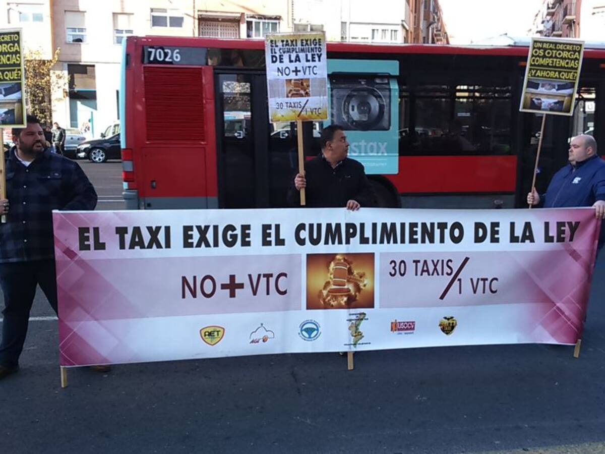 Taxistas se movilizan por el centro de Valencia para exigir la regulación de los VTC