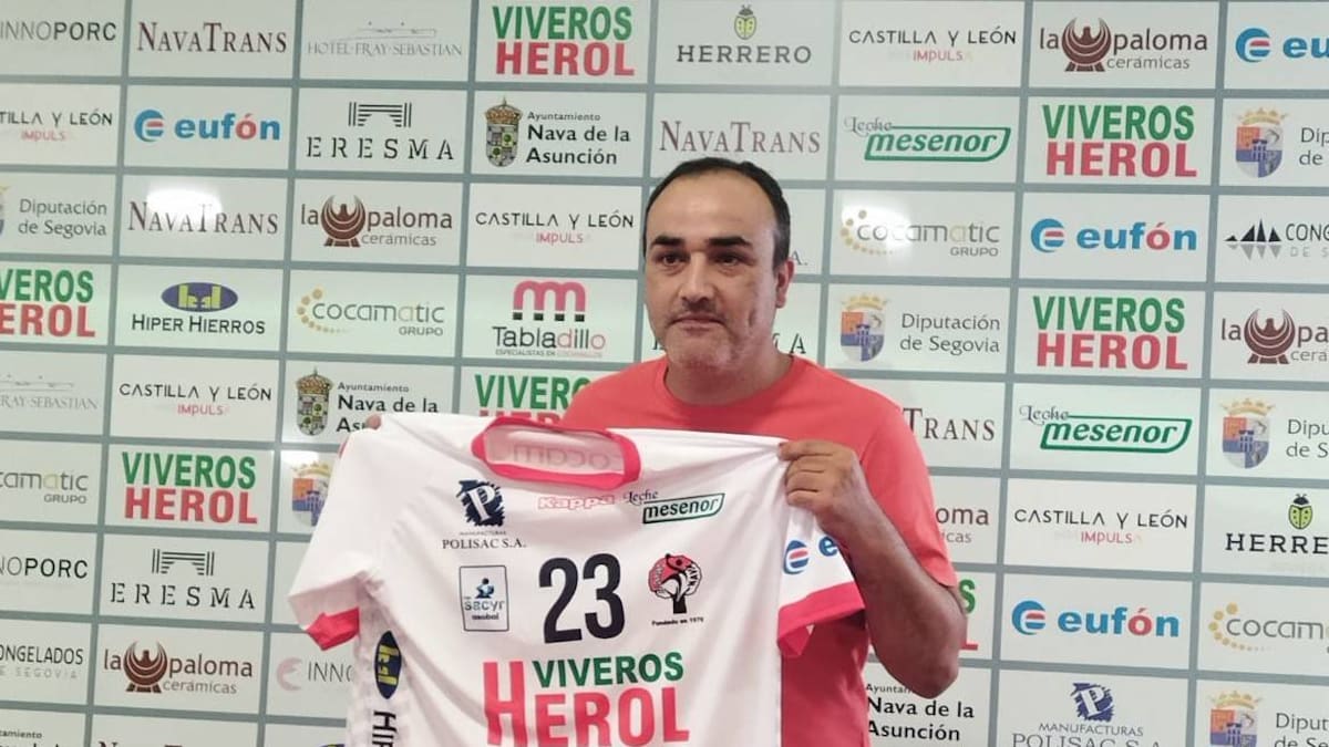 El entrenador de Balonmano Nava, Álvaro Senovilla, repasa en El Banquillo la situación de su equipo en la previa del duelo ante Tubos Aranda