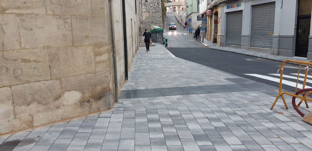 La calle San Mateo tras las obras para ampliar las aceras y mejorar el acceso al ascensor del Ágora.