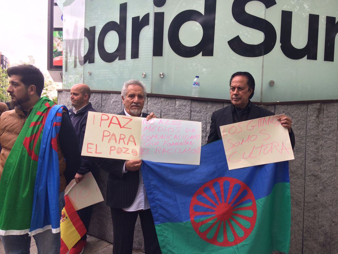 Los colectivos gitanos frente a la Asamblea de Madrid
