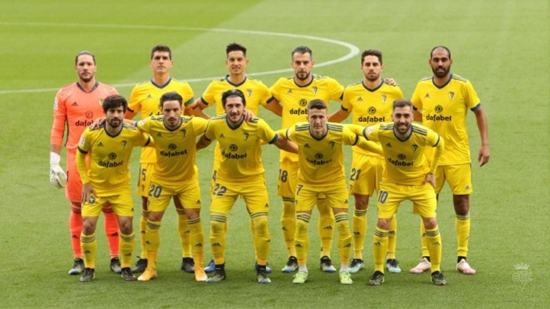 Los jugadores del Cádiz posan ante los medios.