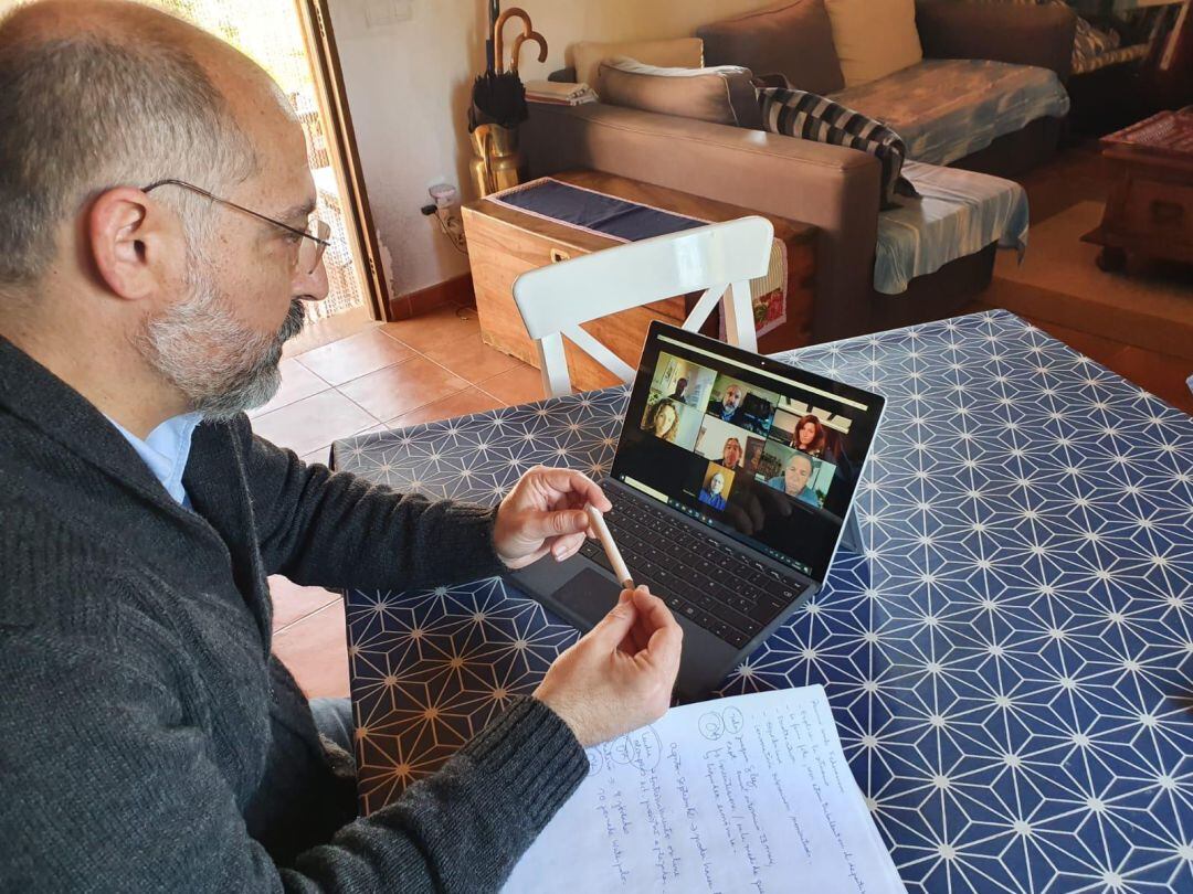 El conseller de Deportes y Turismo, Andreu Serra, ha realizado una videoconferencia con representantes de distintas federaciones deportivas de Mallorca.