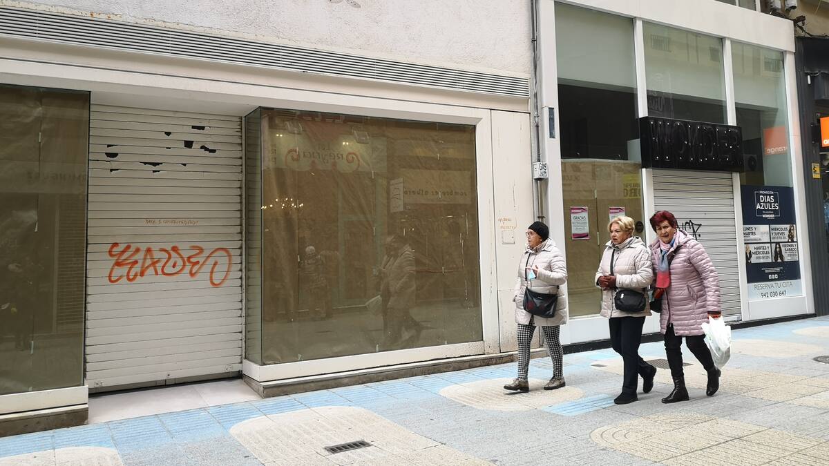 La calle San Francisco de Santander tiene ya 13 locales comerciales sin actividad