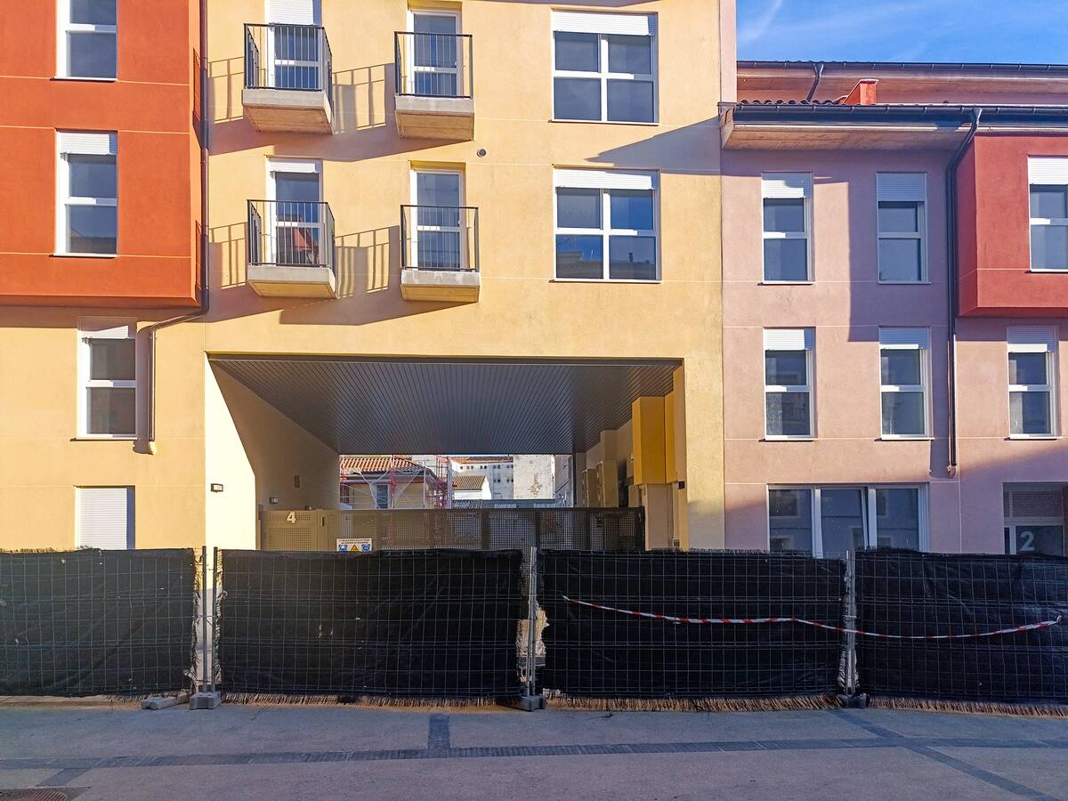 El PSOE denuncia que medio año después del sorteo las viviendas de La Merced sigan vacías