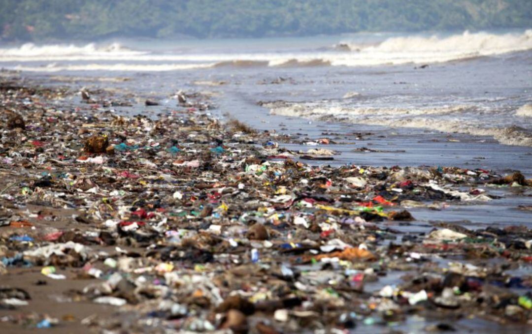 Plásticos en la playa