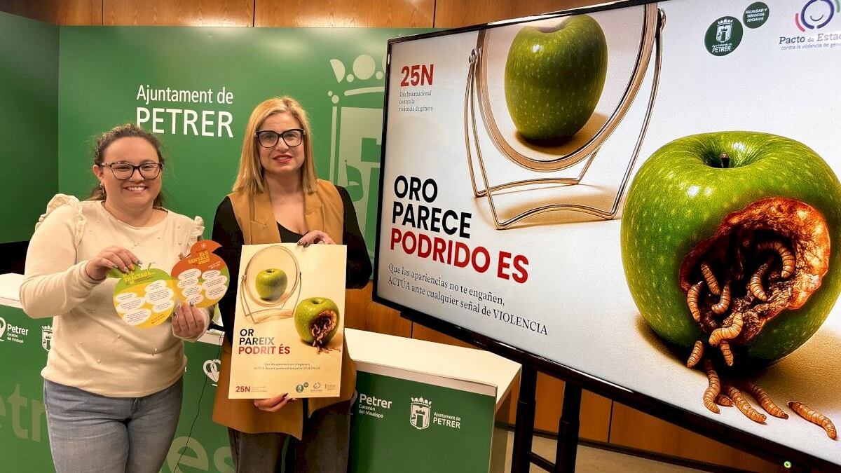 Ana Tortosa, concejala de Igualdad de Petrer, junto a Irene Navarro, alcaldesa del municipio