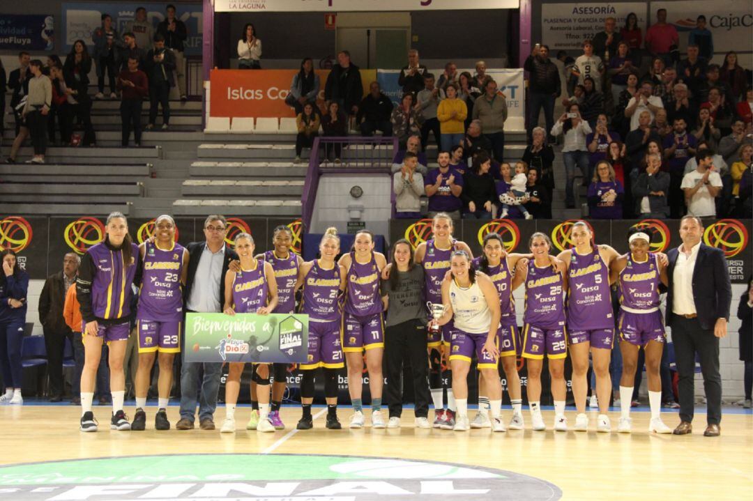 Las jugadoras del conjunto tinerfeño celebran el ascenso