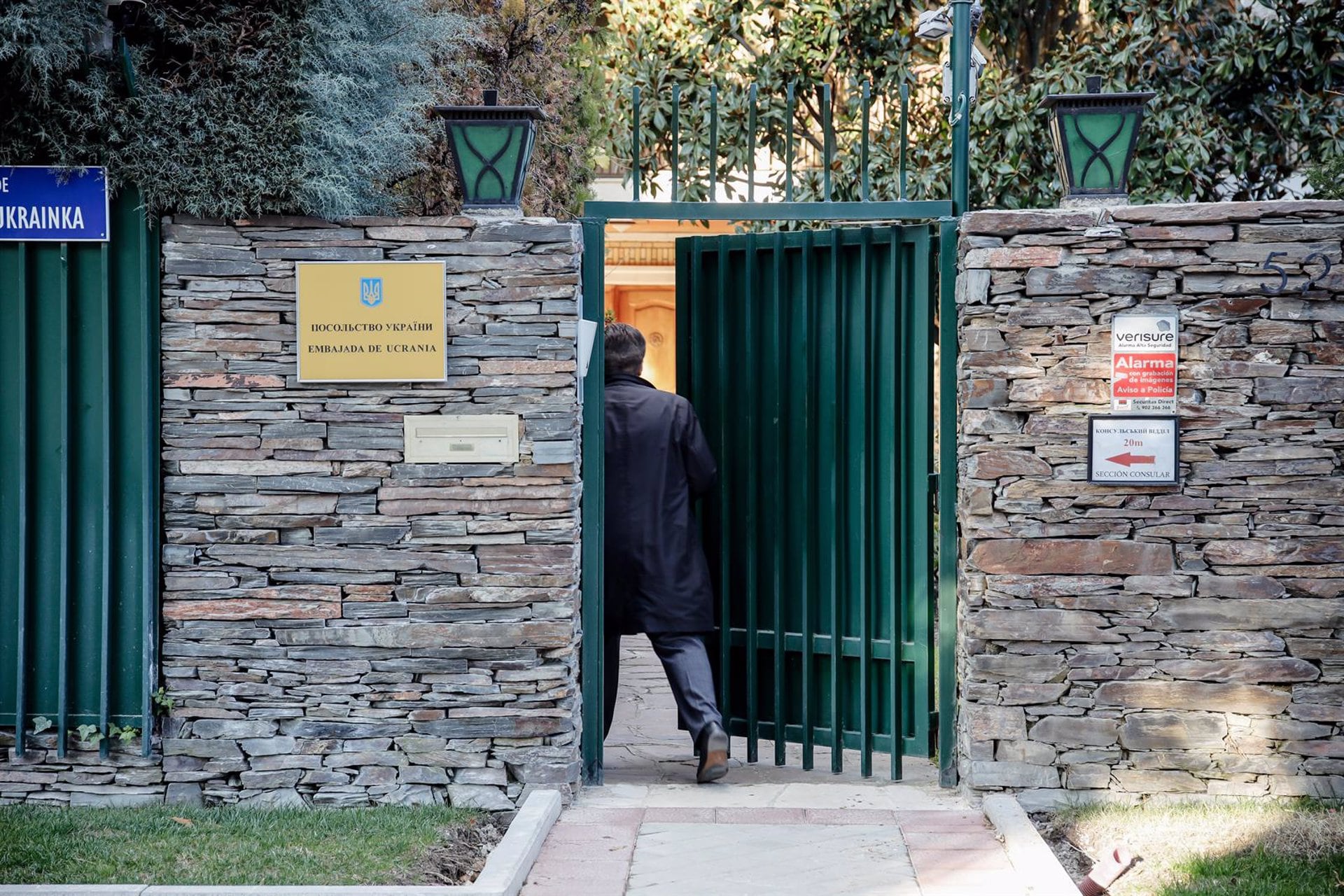 Un hombre en la puerta de la embajada de Ucrania tras ser acordonada, a 2 de diciembre de 2022, en Madrid (España).