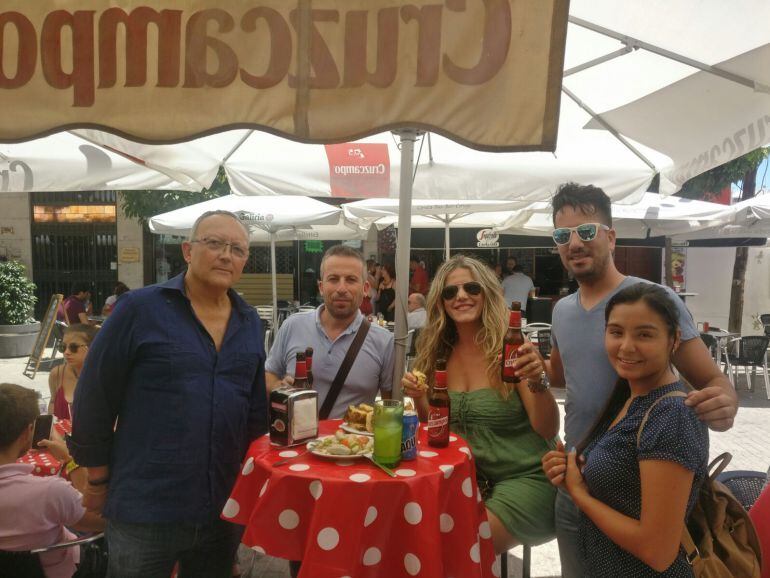 Miguel Doña, director de Radio Huelva, los periodistas Santiago González, Ana Gil, y los técnicos Enrique y Érika Domínguez