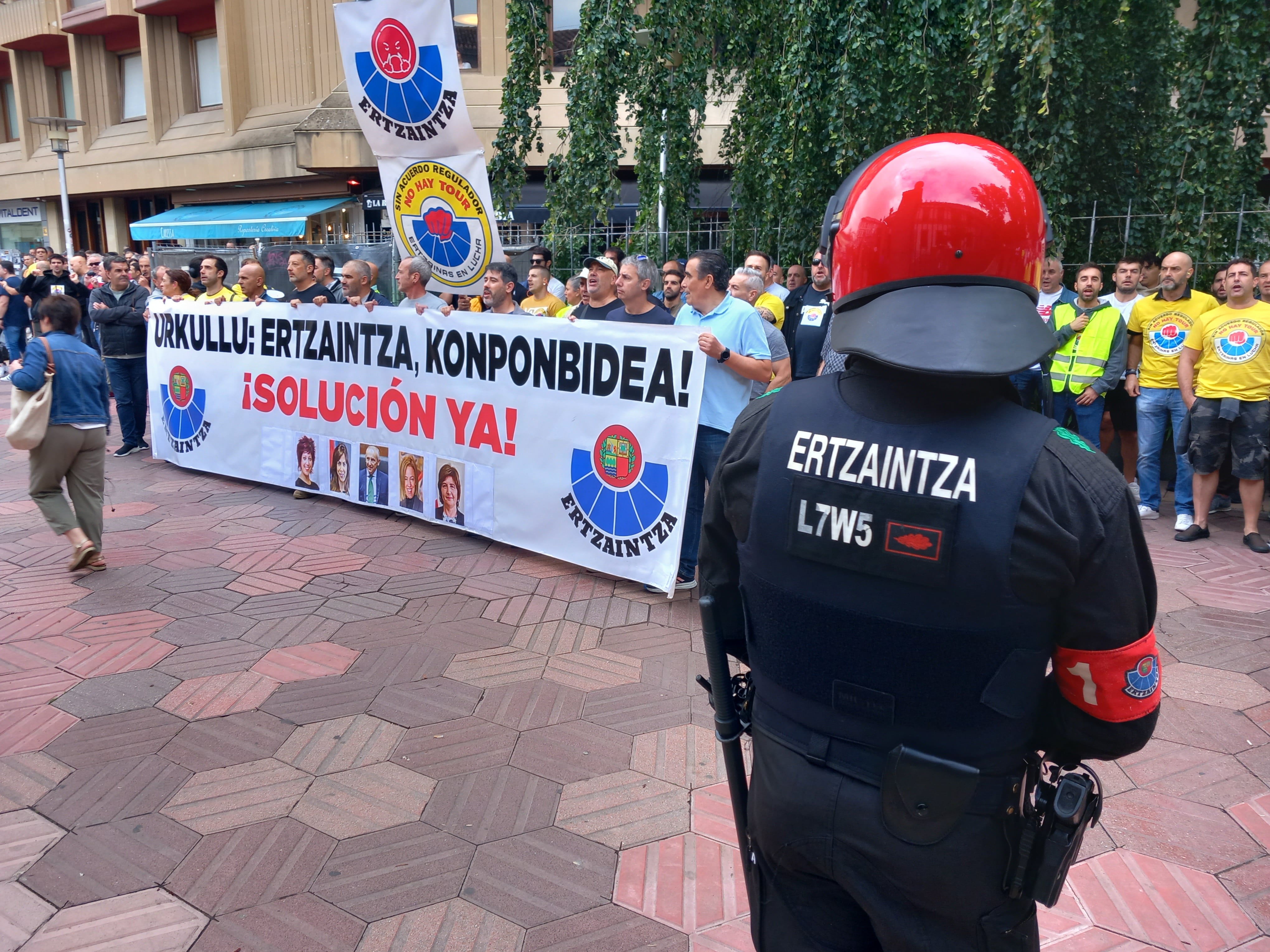 &#039;Ertzainas en lucha&#039; durante una protesta frente al Parlamento vasco