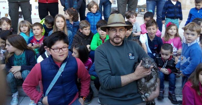 Escolares de Cazorla observan a Biosfera, la hembra de Quebrantahuesos que han liberado en Cazorla los responsables de la Fundación Gypaetus y de la Junta de Andalucía.