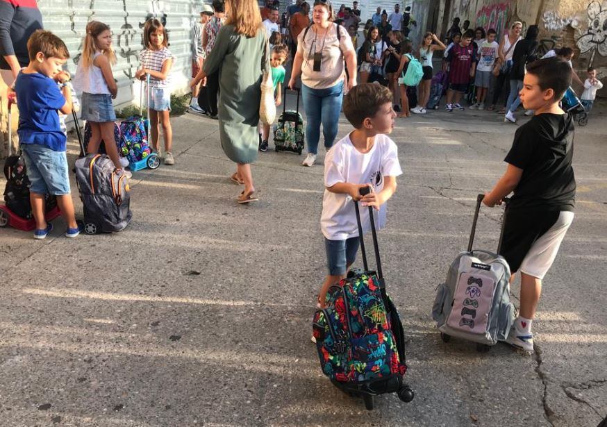 Los niños han ido llegando con sus mochilas