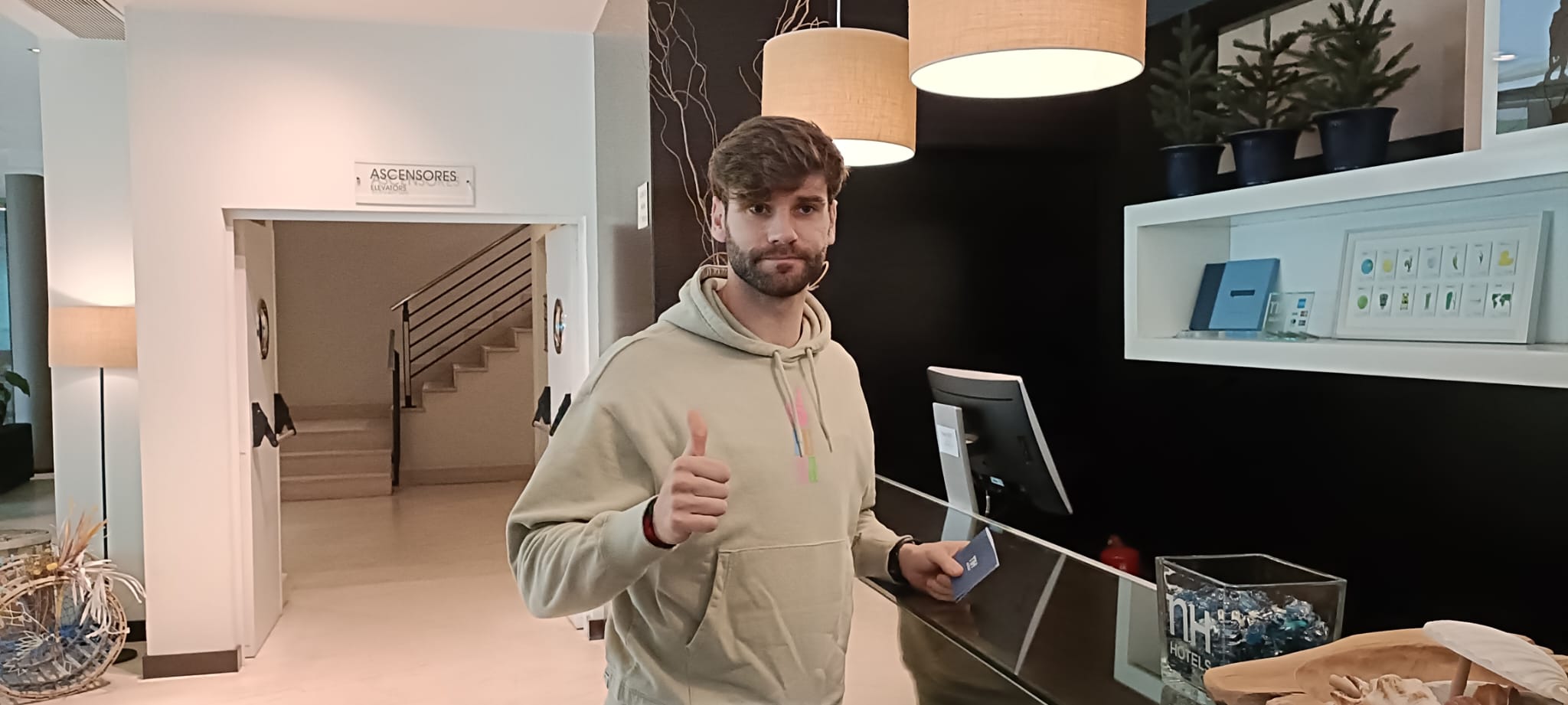 Mario González en la recepción del hotel en el que pasará sus primeros días en Gijón.