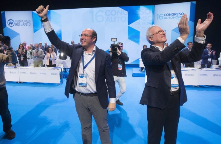 El nuevo presidente del Partido Popular en la Región de Murcia Pedro Antonio Sánchez, junto al presidente saliente, Ramón Luis Valcárcel