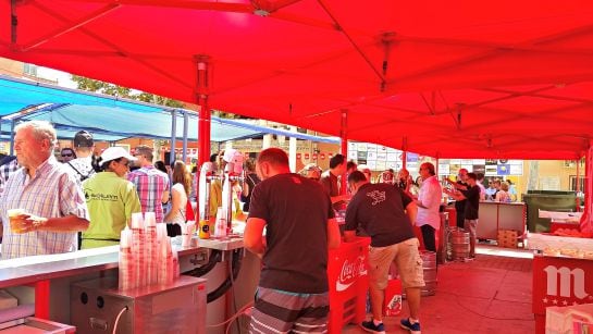 Trabajadores en las barras de cada local participante