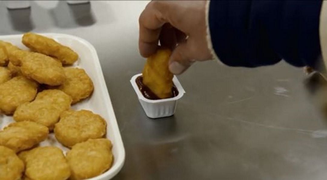 Imagen del vídeo de McDonald’s en el que desvela cómo se fabrican los McNuggets de pollo.