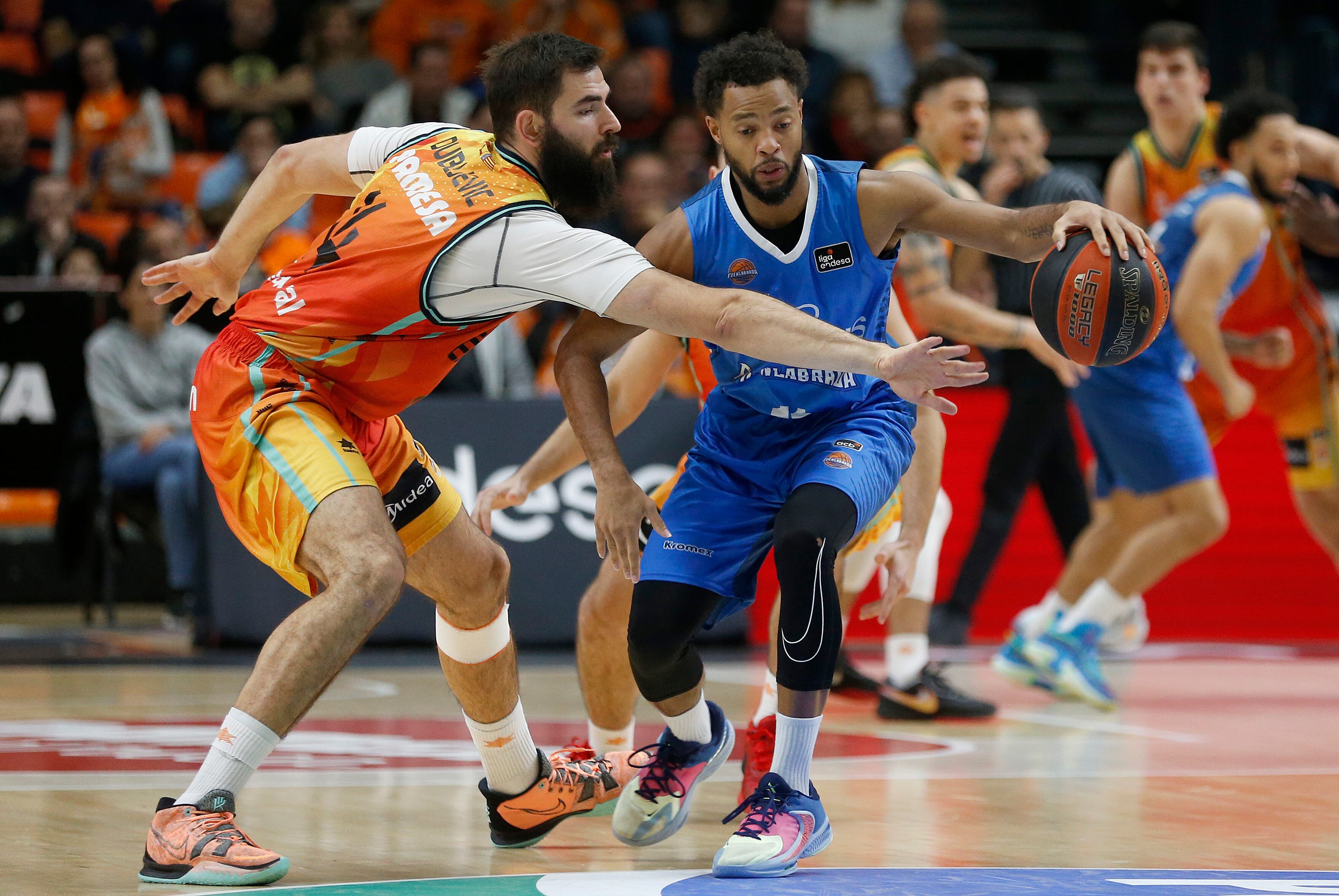 El pívot del Valencia Basket Bojan Dubljevic lucha con Clevin Hannah, del Carplus Fuenlabrada. EFE/Miguel Ángel Polo