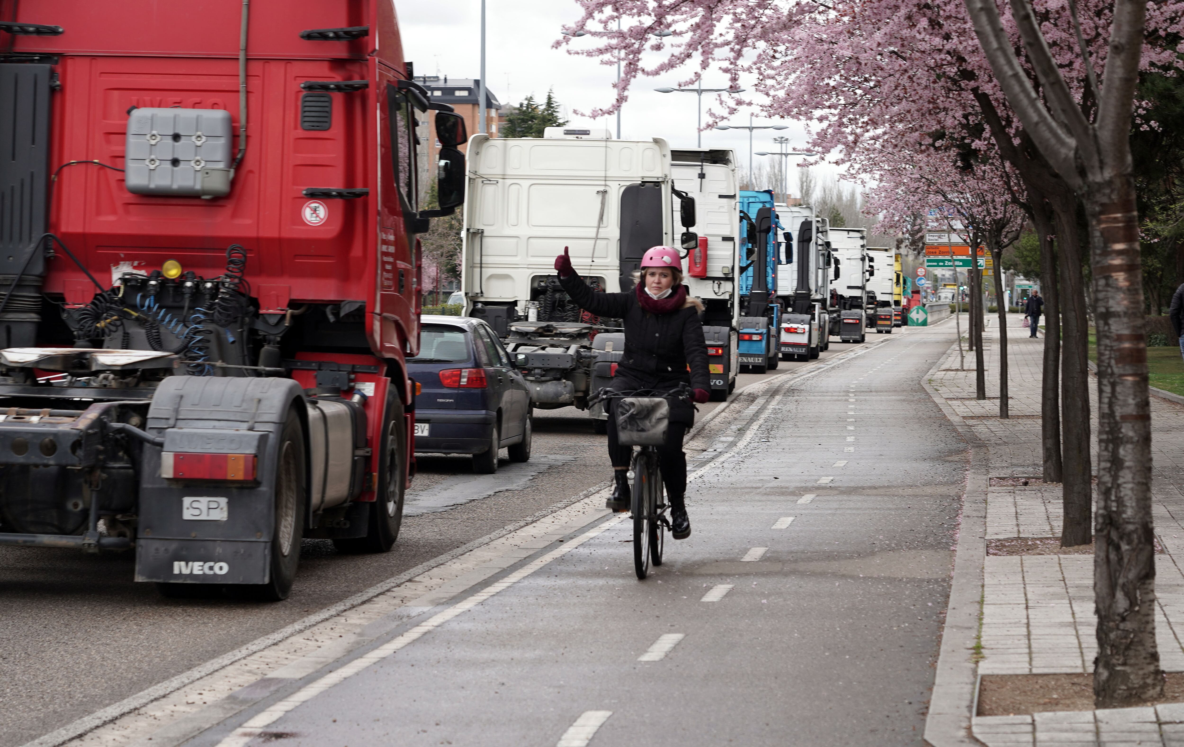 Caravana de protesta de transportistas en Valladolid