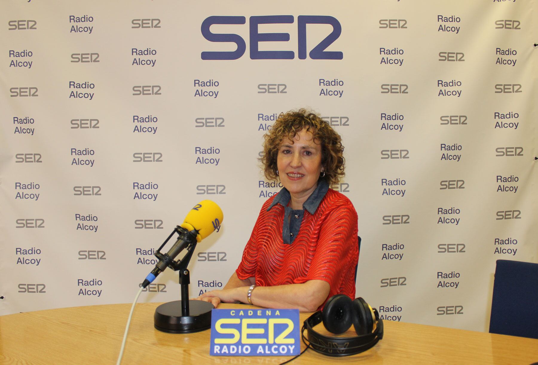 Julia Company en el estudio central de Radio Alcoy
