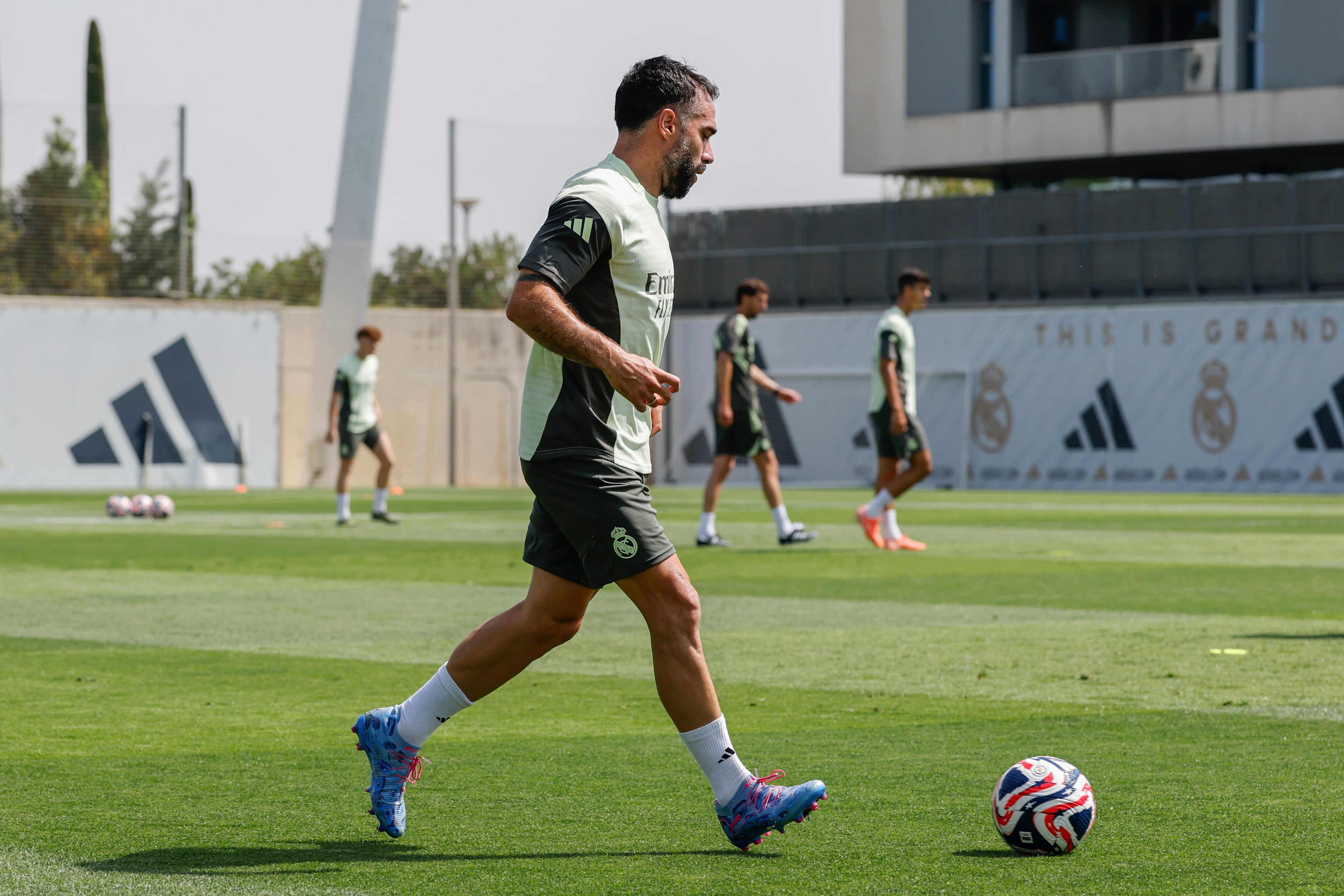 Dani Carvajal entrena con el Real Madrid a las órdenes de Xabi Alonso