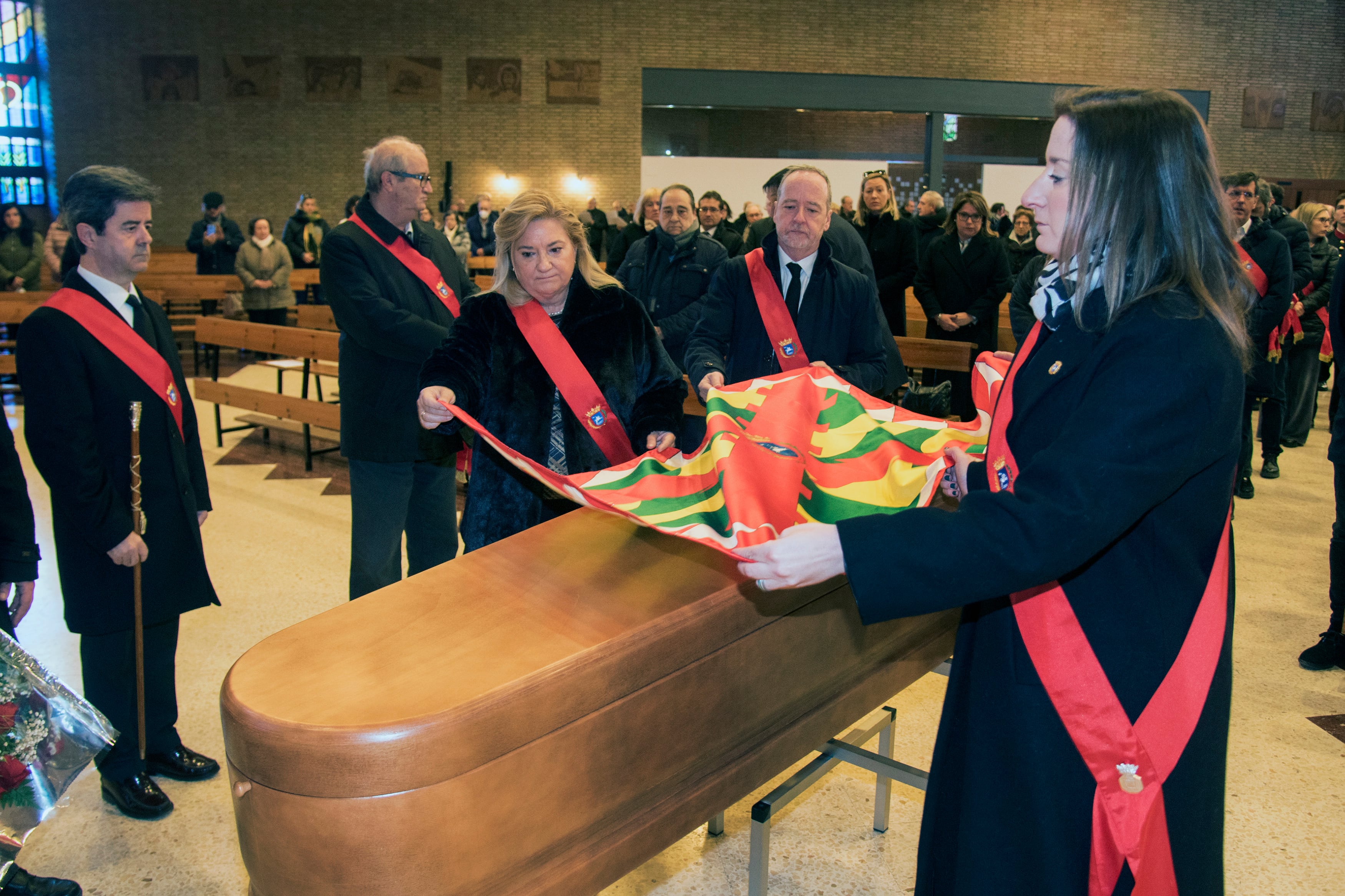 Funeral de Fernando Elboj, ex alcalde de Huesca, con los honores previos de la corporación . EFE/ Javier Blasco