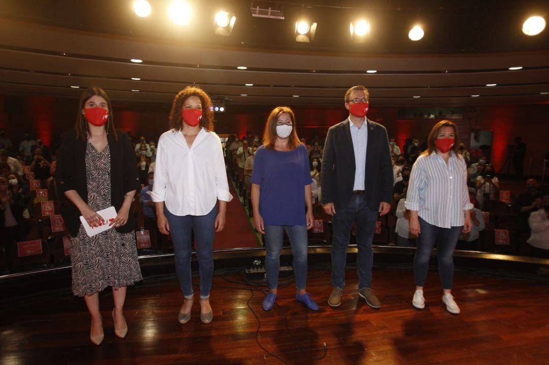  La eurodiputada Alicia Homs; la presidenta del Consell, Catalina Cladera; la secretaria general del PSIB y presidenta del Govern, Francina Armengol; el alcalde Jose Hila, y la secretaria general de los socialistas de Mallorca, Mercedes Garrido.