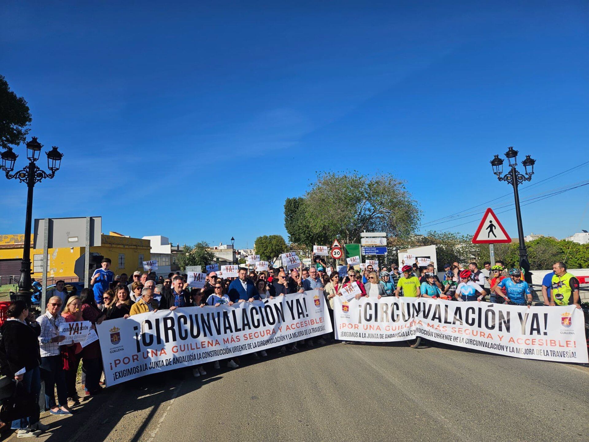 09/04/2024 Vecinos cortan la A-460 en Guillena para reclamar la circunvalación.
POLITICA ANDALUCÍA ESPAÑA EUROPA SEVILLA
AYTO.DE GUILLENA.
