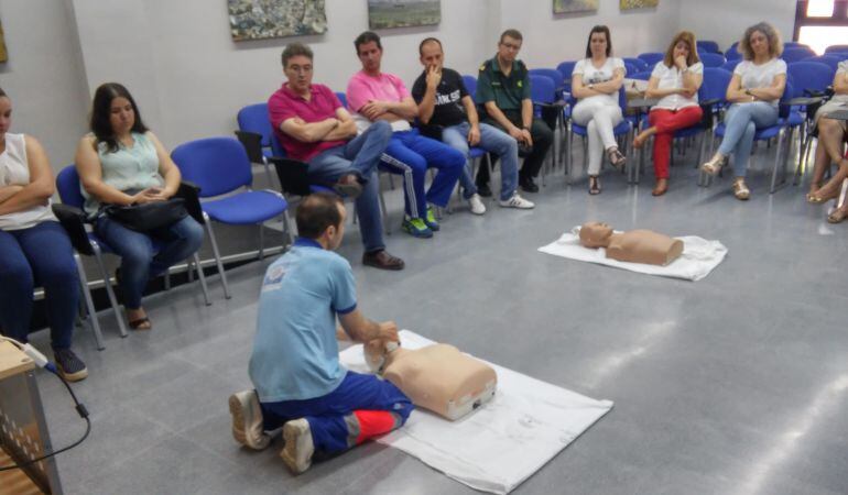 Prácticas de maniobras de reanimación cardio-pulmonar en la charla de las Jornadas de Salud de Jódar