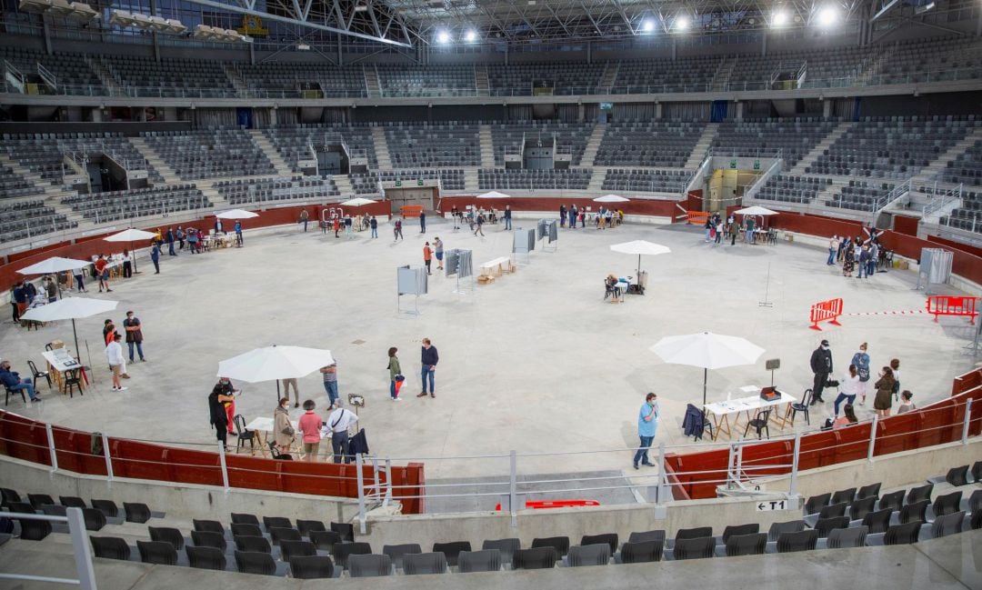 El colegio electoral del Iradier Arena durante las elecciones autonómicas de 2020