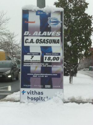 Cartel anunciador del partido aplazado.